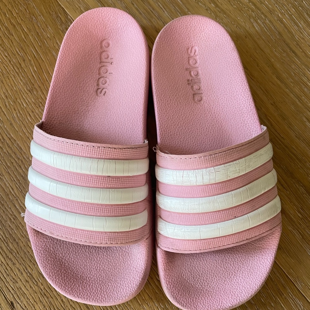 Girls size 2 ADIDAS sandals.